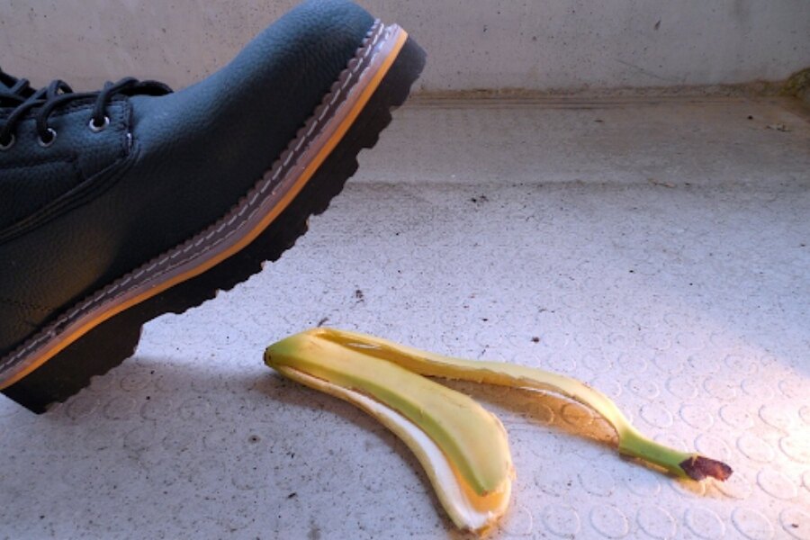 Šupka od banánu a pánska topánka