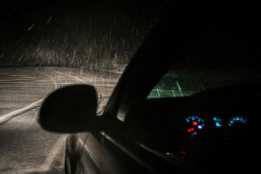 Auto na ceste v noci za sneženia. Zdroj: https://www.pexels.com/cs-cz/foto/754147/