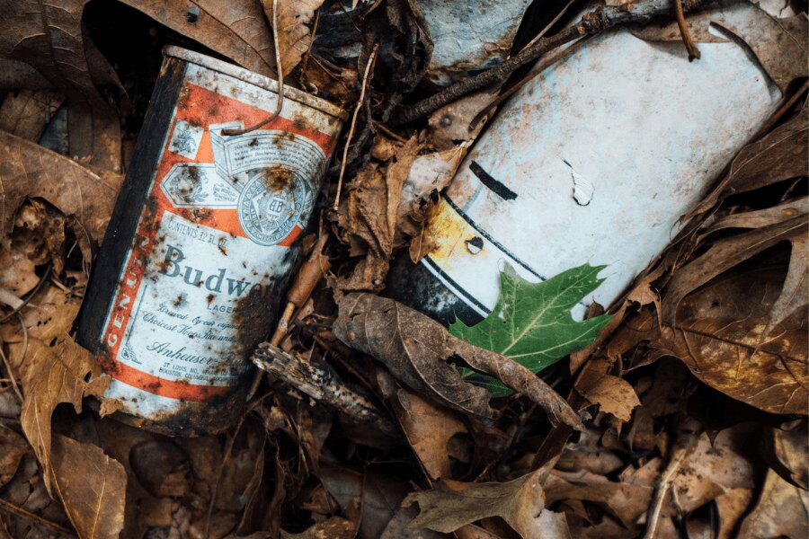 odpadky v prírode. leave no trace, Zdroj: https://www.pexels.com/cs-cz/foto/spinavy-rez-opusteny-plechovka-2530319/