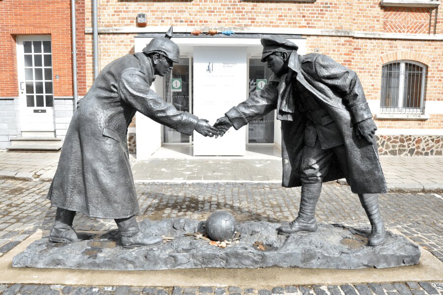 Zdroj: https://upload.wikimedia.org/wikipedia/commons/thumb/3/38/Christmas_Truce_-_Mesen.jpg/640px-Christmas_Truce_-_Mesen.jpg