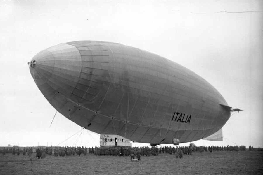 Vzducholoď Italia, na ktorej František Běhounek preletel severný pól. Zdroj: https://upload.wikimedia.org/wikipedia/commons/c/ce/Bundesarchiv_Bild_102-05738%2C_Stolp%2C_Landung_des_Nordpol-Luftschiffes_%22Italia%22.jpg?uselang=cs