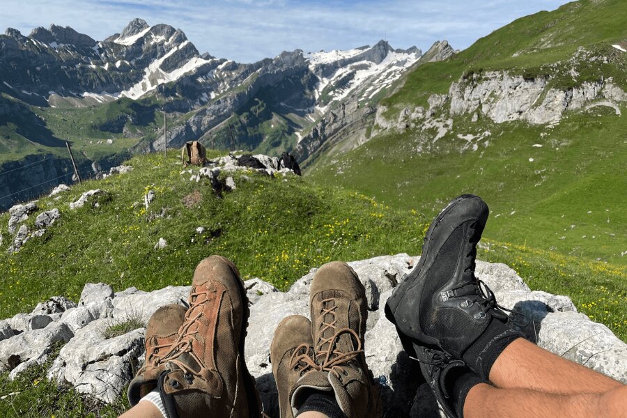 turistické topánky a hory v pozadí. Zdroj: Rigad