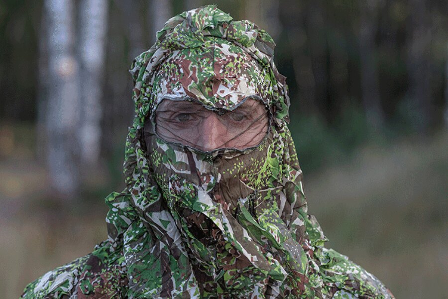 Protidrónové pončo Ghosthood, vzor CONCAMO, detail kapucne. Zdroj: ghost-hood.com