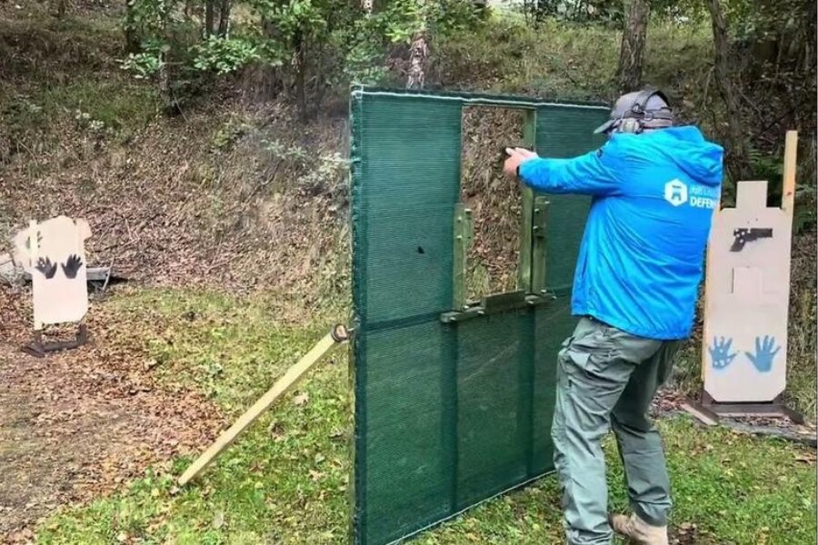 Strelec na strelnici súťaží na závode v ĽOS organizovanom Antares Defense. Zdroj: Facebook Antares Defense.