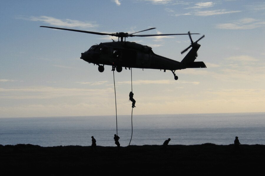 Zlaňovanie z vrtuľníka na kurze Navy SEALs. Zdroj: Michal Ščepko a NSWC