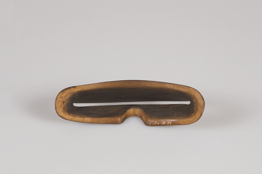 Eskymácke okuliare: Zdroj: https://commons.wikimedia.org/wiki/File:Wooden_Snow_Glasses_Given_to_Charles_and_Anne_Lindbergh_-_DPLA_-_b798fd8b44460bb63c76cbb3367abc33_(page_3).jpg