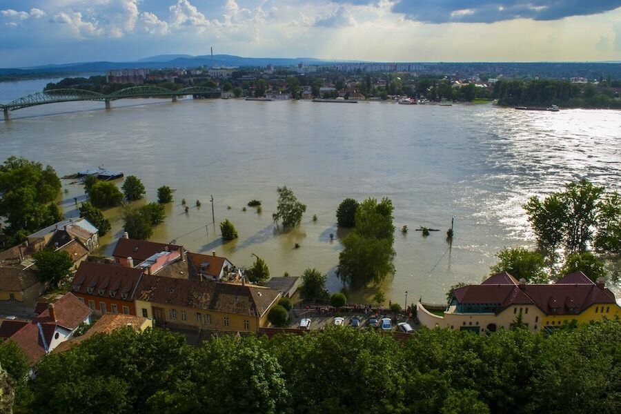 Zatopené mesto riekou