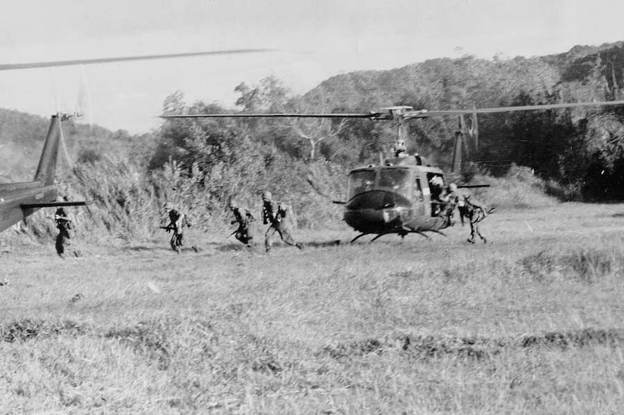 Zrýchlený presun pomocou vrtuľníkov UH-1 Huey