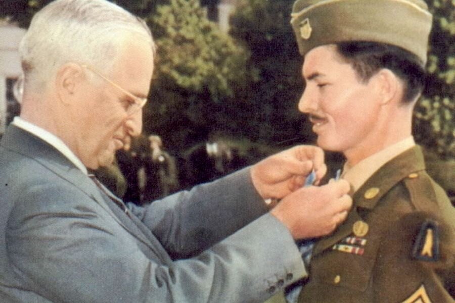 Desmond Doss pri udeľovaní ocenení Medailí cti