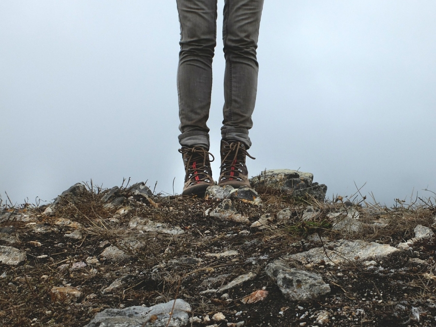 Pohľad na nohy a treking topánky