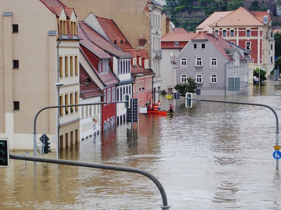 Domy v meste zasiahnuté povodňami