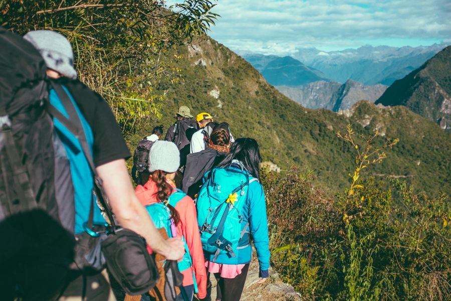 Skupina pochodujúcich turistov pohorím